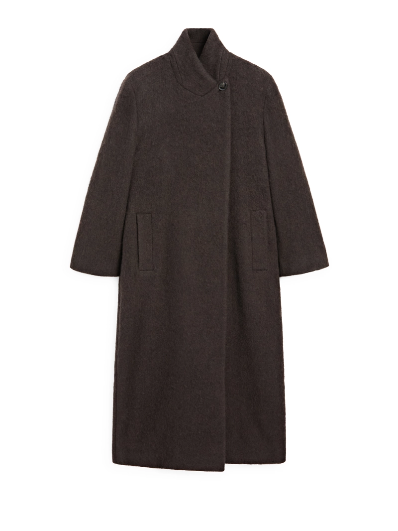 Длинное пальто с двубортным покроем и мягкой отделкой