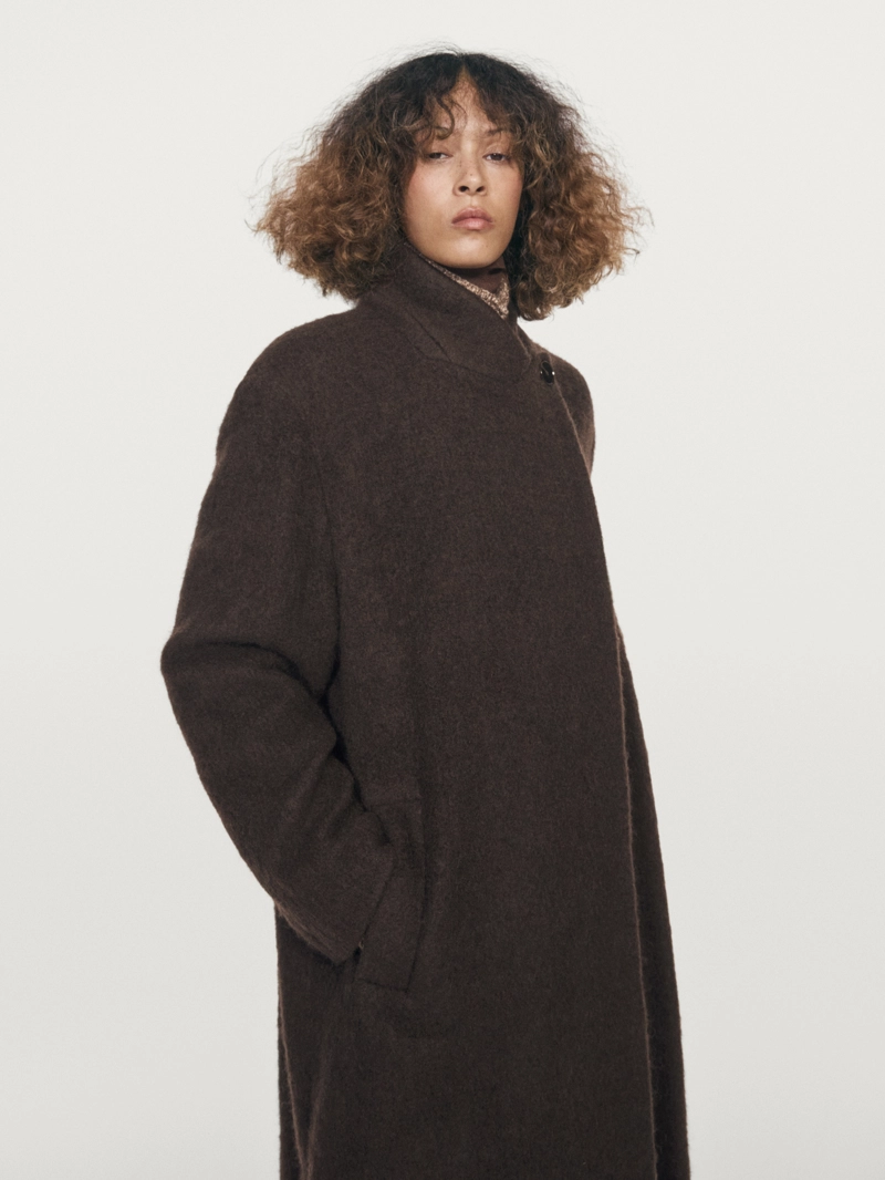 Длинное пальто с двубортным покроем и мягкой отделкой