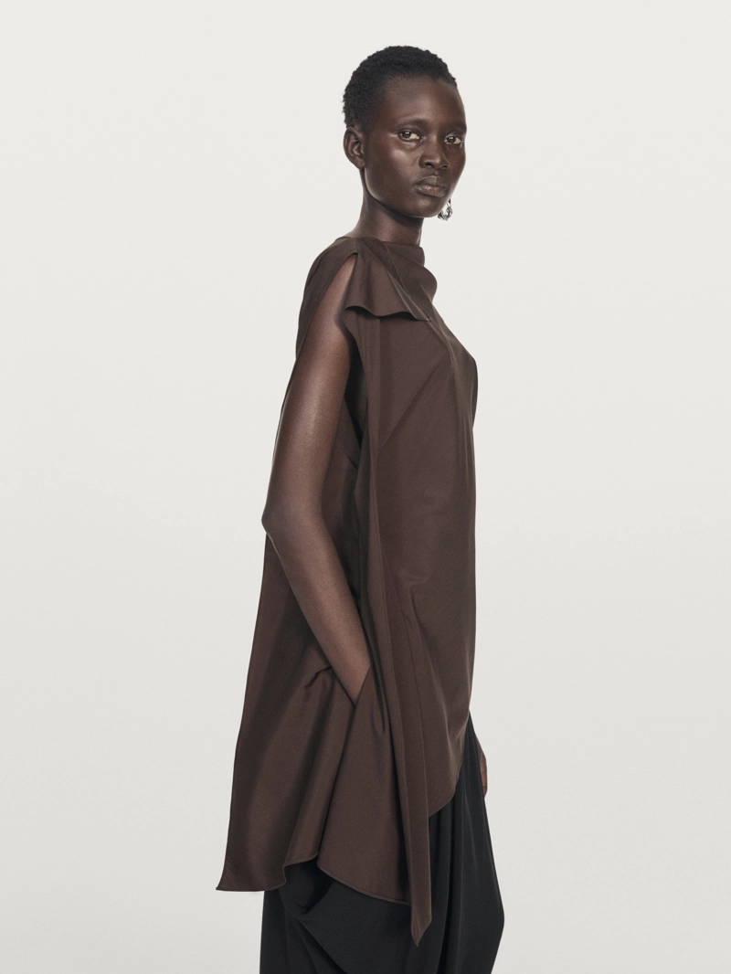 Асимметричный топ с деталями на шее - limited