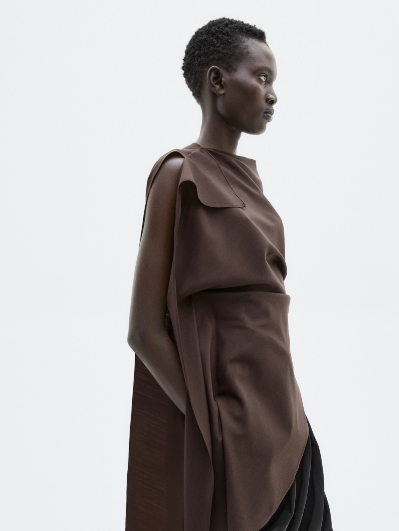 Асимметричный топ с деталями на шее - limited