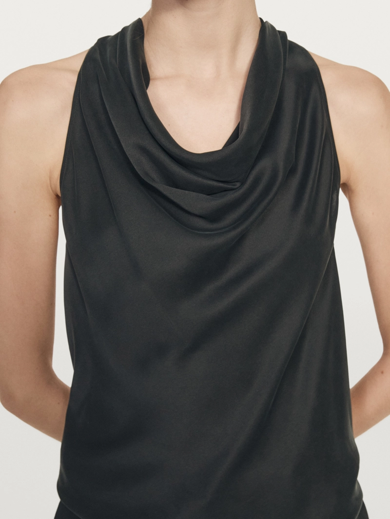 Топ из шелкового микса с драпированным воротником и завязкой