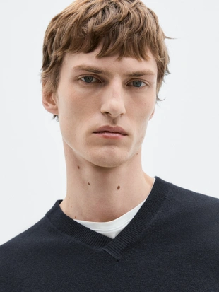 Водолазка из шерсти и кашемира с V-образным вырезом - LIMITED- Заказать в России