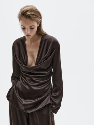 Блузка из атласа с деталями на воротнике - LIMITED- Заказать в России