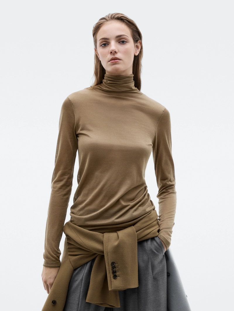 Свитер из 100% шелка с высоким воротником - limited