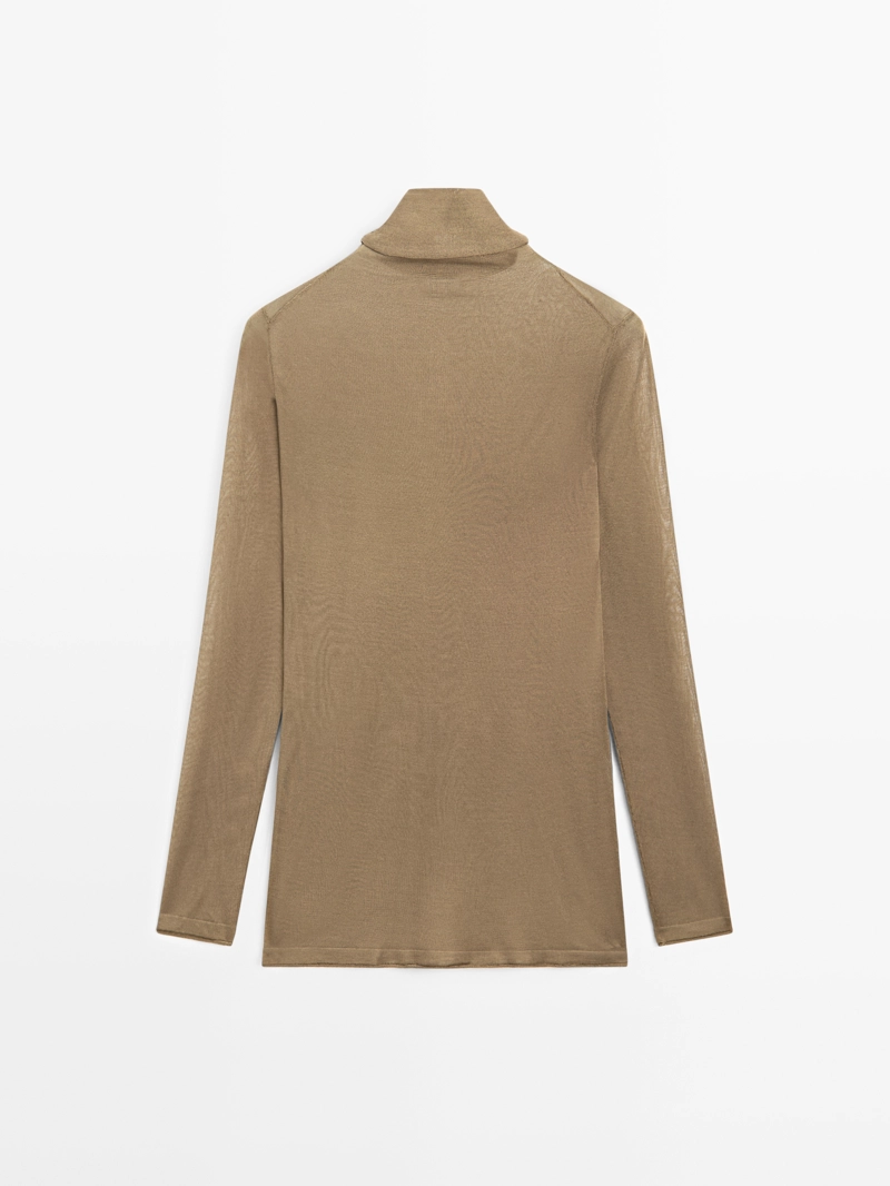 Свитер из 100% шелка с высоким воротником - limited
