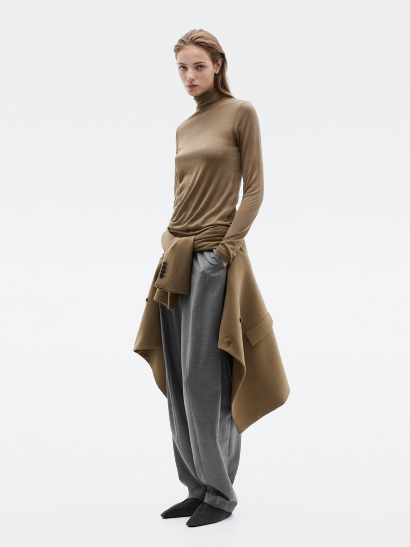 Свитер из 100% шелка с высоким воротником - limited