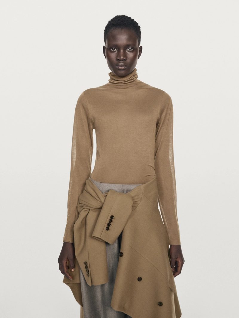 Свитер из 100% шелка с высоким воротником - limited