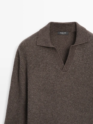 Водолазка-поло из вязаного трикотажа с V-образным вырезом- Заказать в России