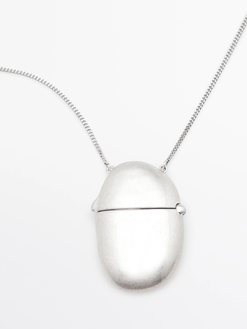 Ожерелье с овальным подвесным ящиком