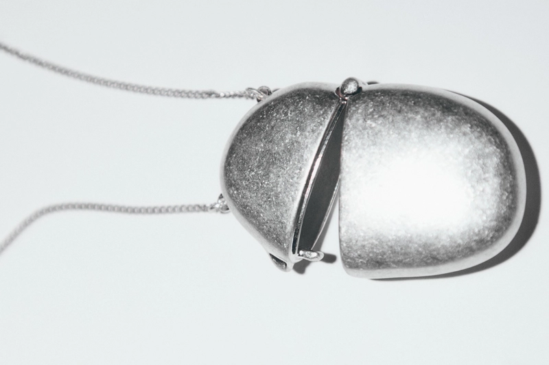 Ожерелье с овальным подвесным ящиком