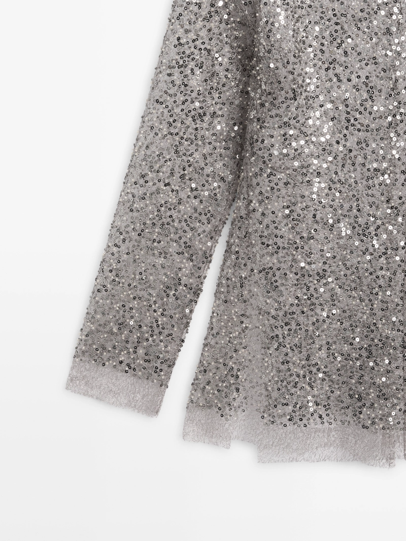 Блузка с драпированным воротником и пайетками