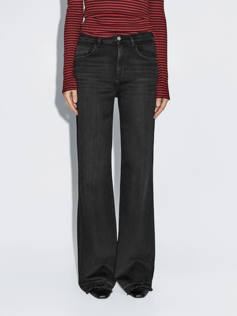 Джинсы с расклешенным низом на средней посадке