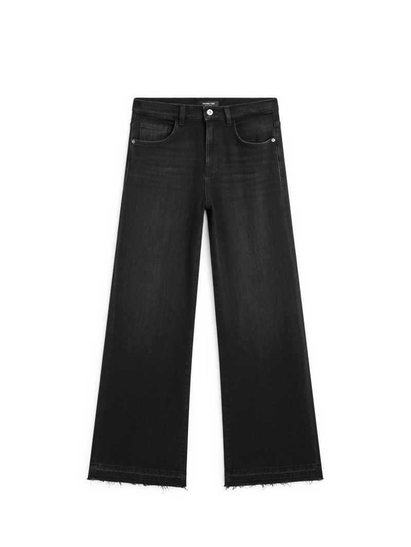 Джинсы с расклешенным низом на средней посадке