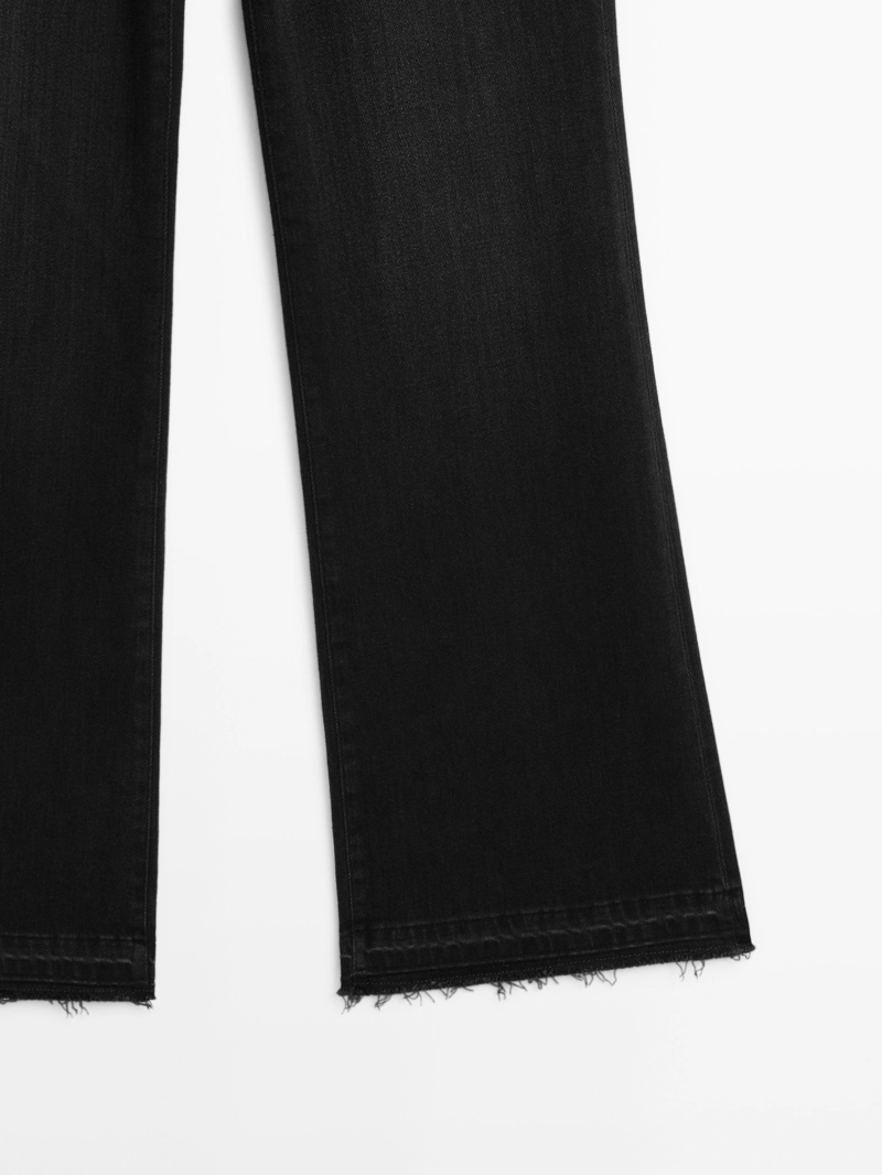 Джинсы с расклешенным низом на средней посадке