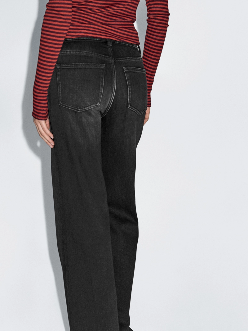 Джинсы с расклешенным низом на средней посадке