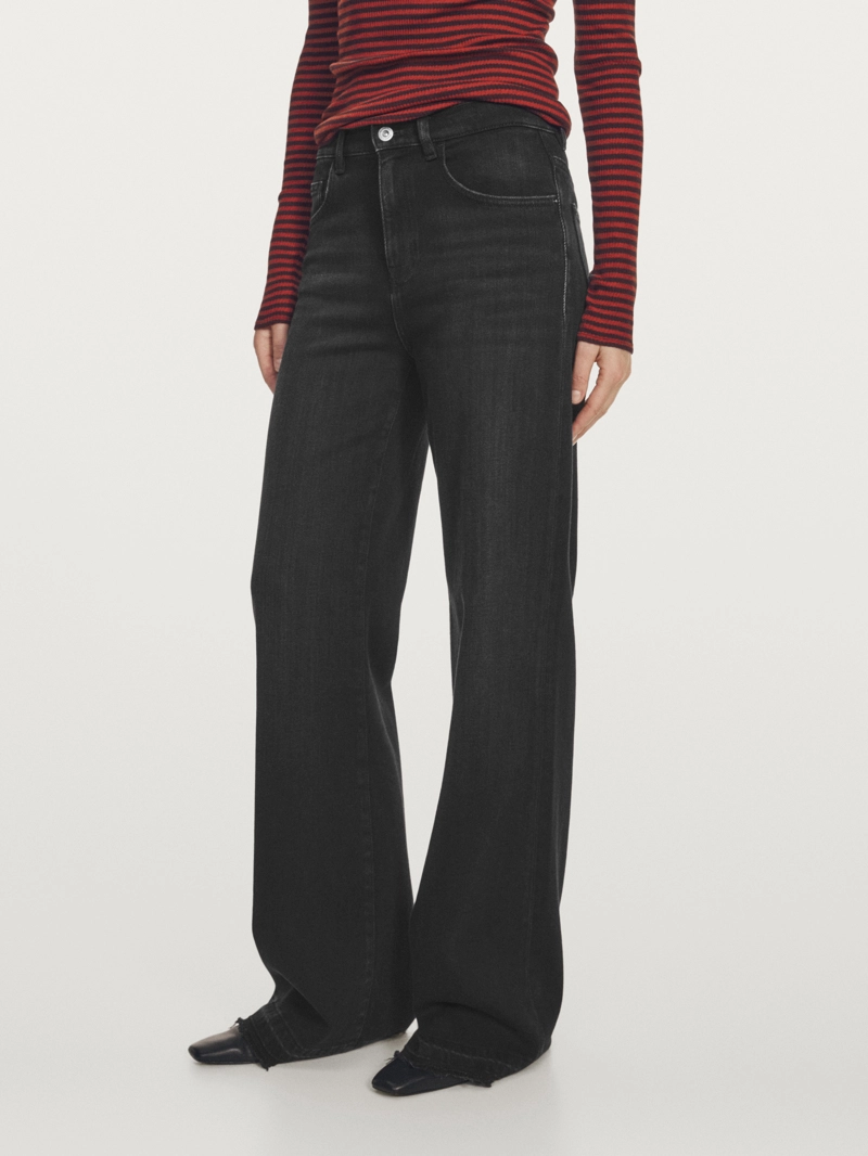 Джинсы с расклешенным низом на средней посадке