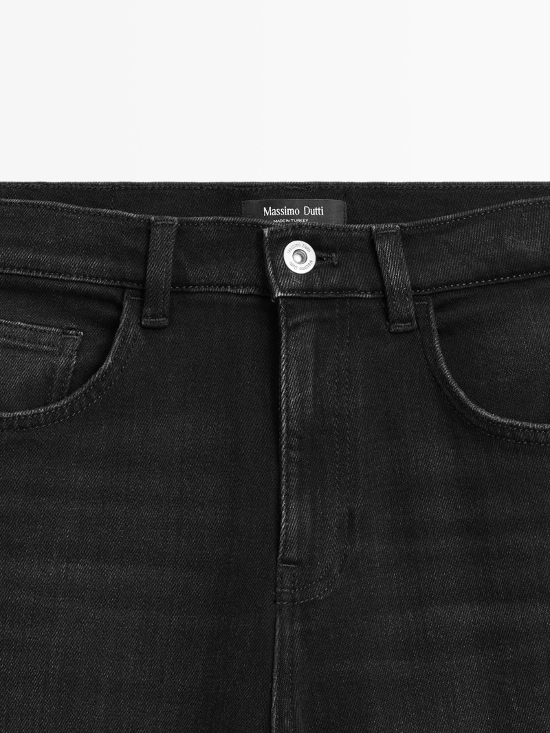 Джинсы с расклешенным низом на средней посадке