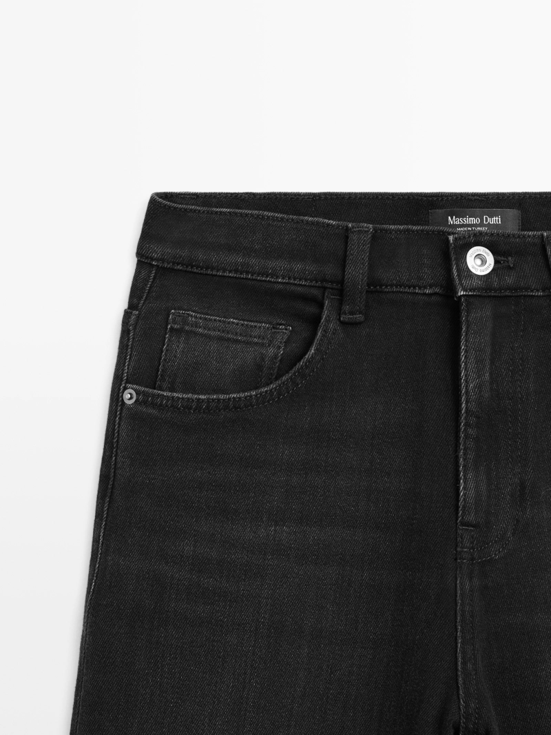 Джинсы с расклешенным низом на средней посадке