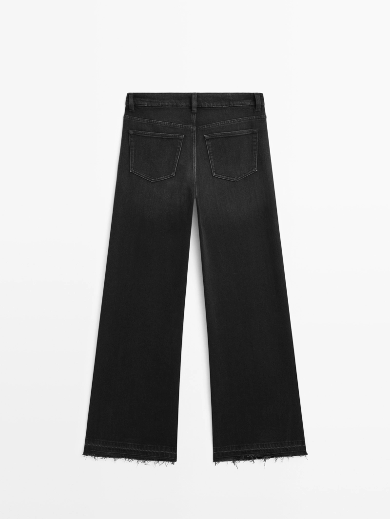 Джинсы с расклешенным низом на средней посадке