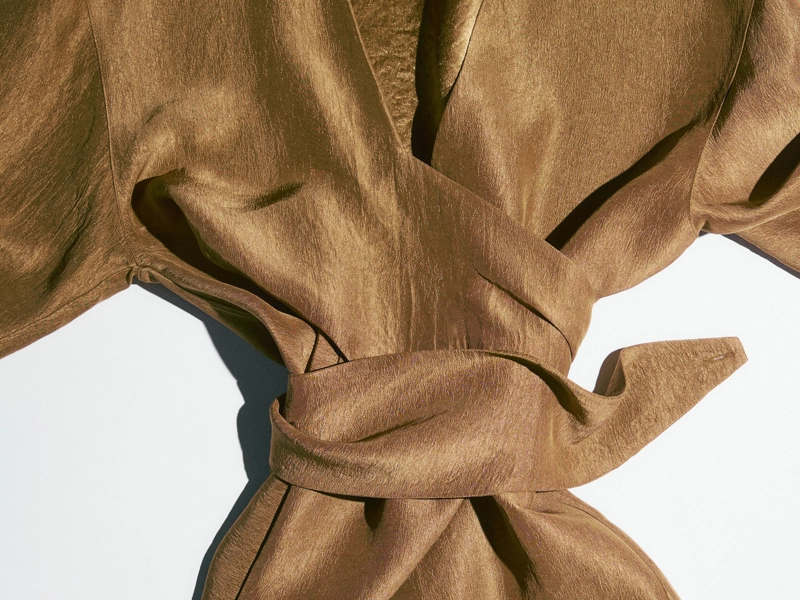 Рубашка с поясом и широкими рукавами