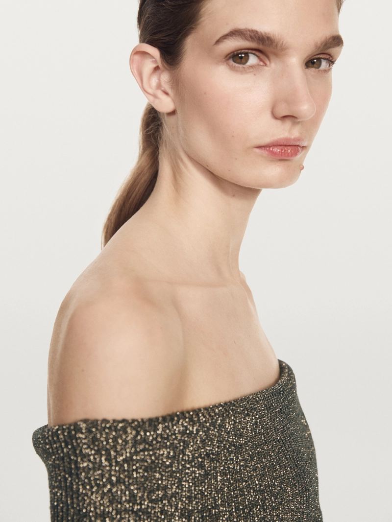 Вязанный свитер с металлическим оттенком на плече