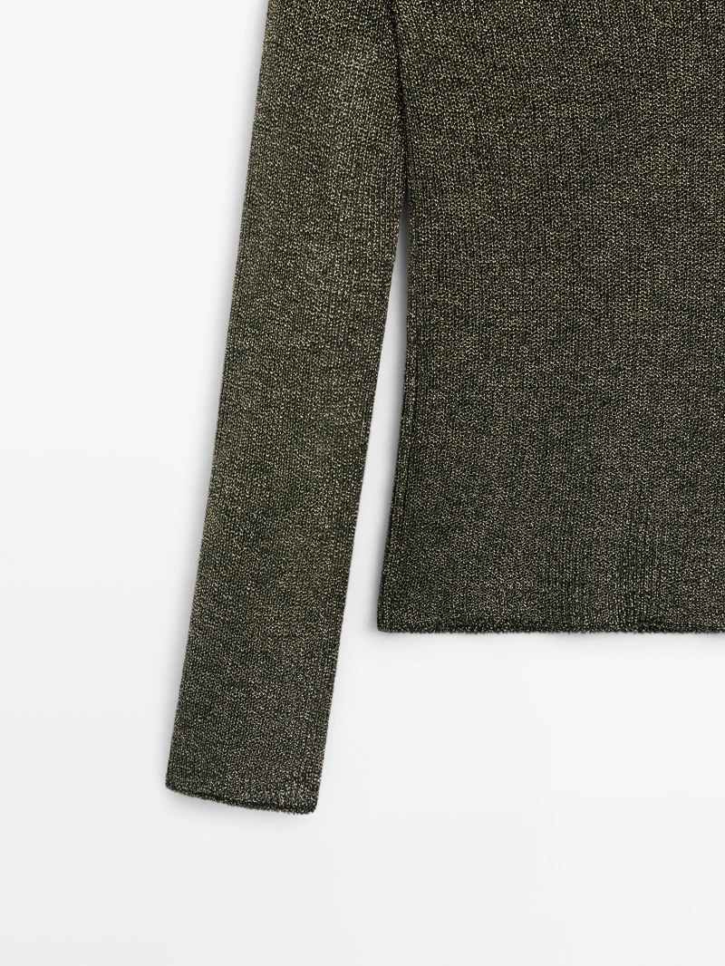 Вязанный свитер с металлическим оттенком на плече