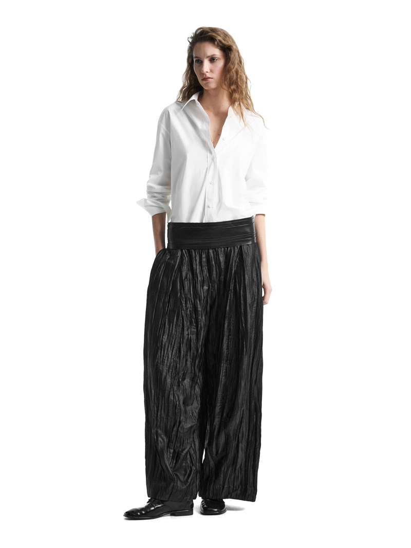 Широкие брюки со складками и морщинами