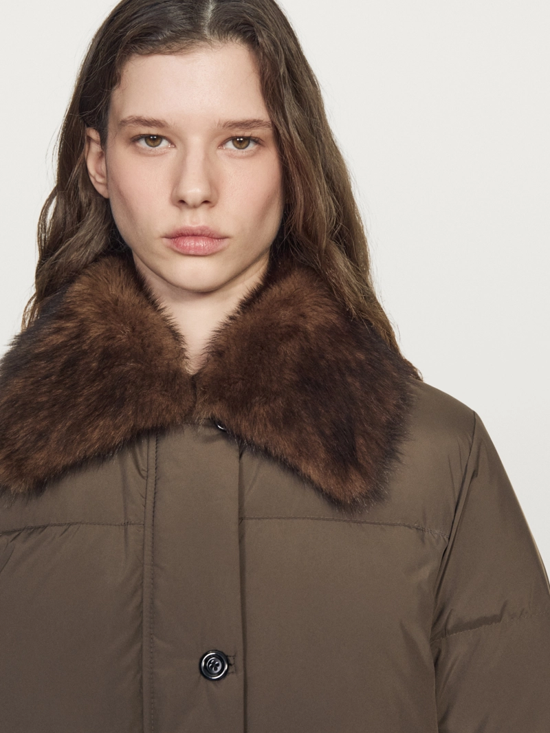 Куртка укороченная пуховая с меховым воротником