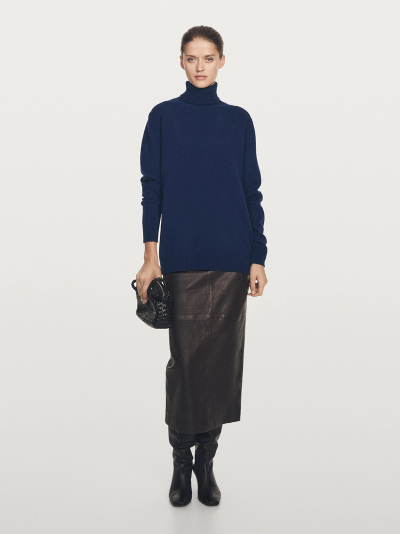 Длинный вязаный свитер с воротником-хомутом