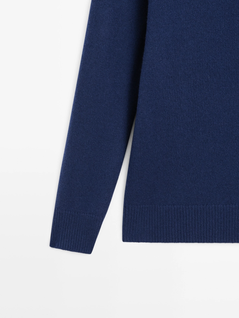 Длинный вязаный свитер с воротником-хомутом