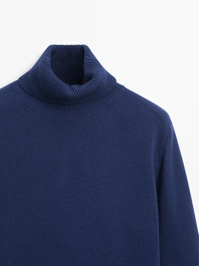 Длинный вязаный свитер с воротником-хомутом