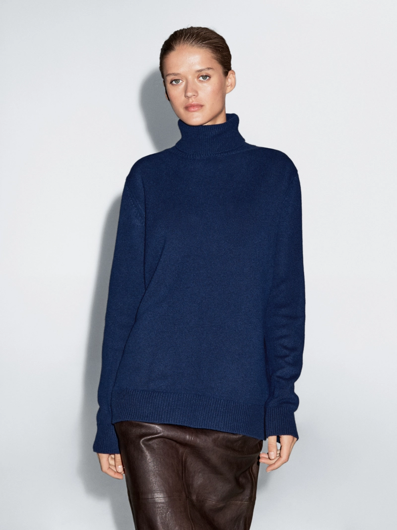 Длинный вязаный свитер с воротником-хомутом