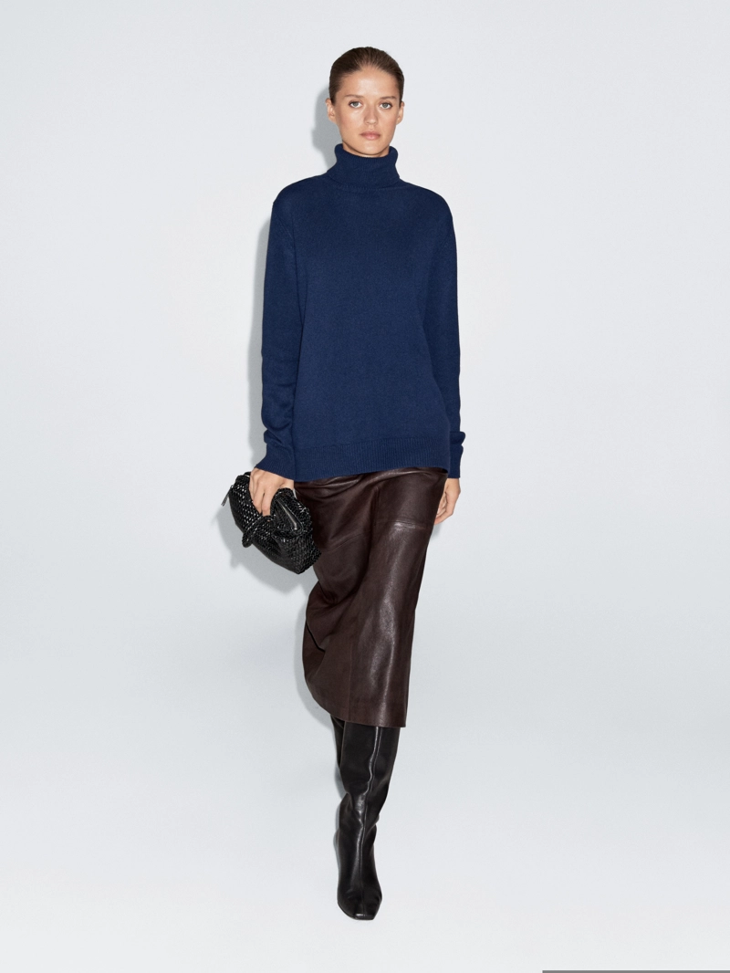 Длинный вязаный свитер с воротником-хомутом