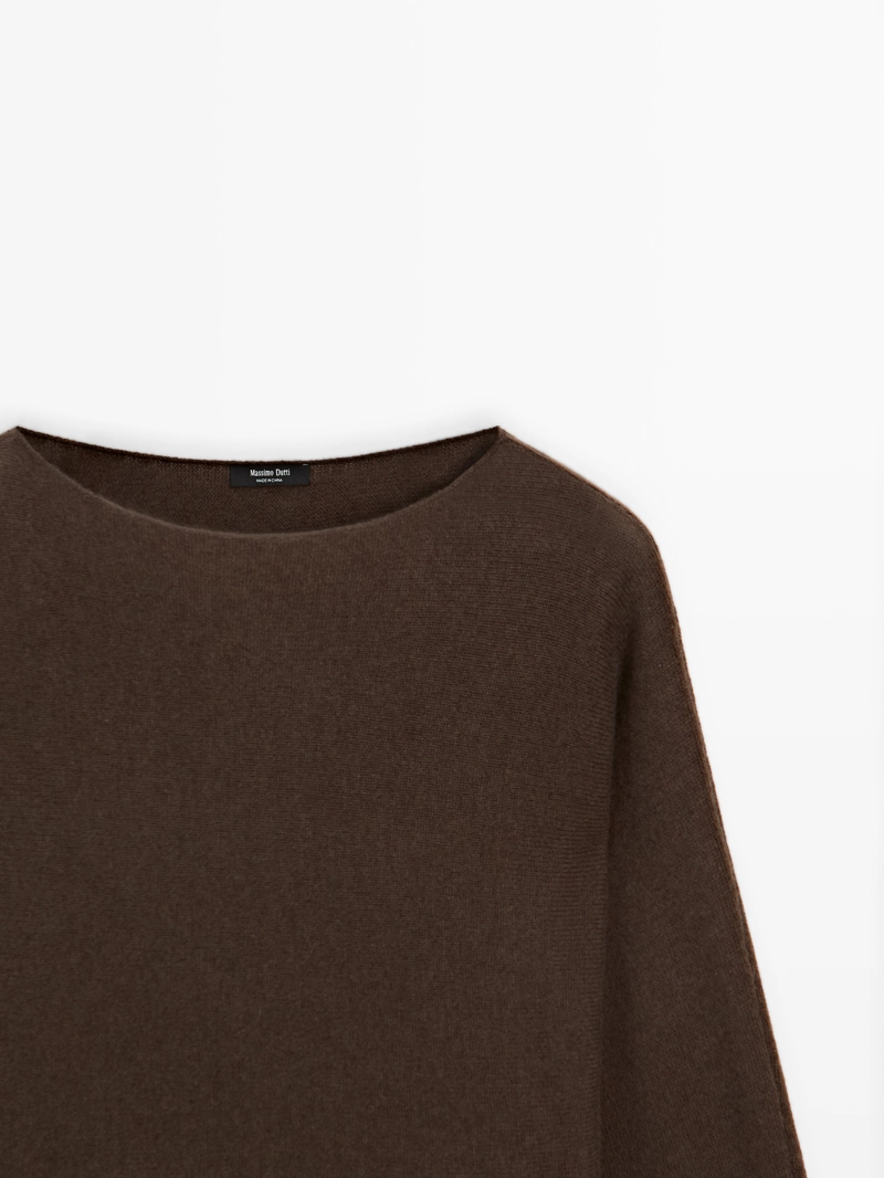 Свитер с лодочным вырезом из вязаного полотна