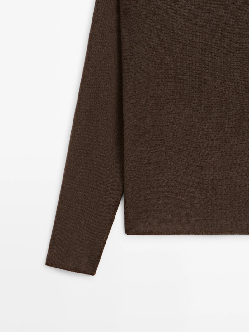 Свитер с лодочным вырезом из вязаного полотна