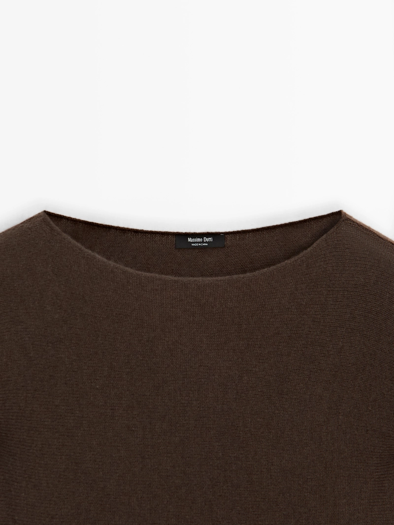 Свитер с лодочным вырезом из вязаного полотна