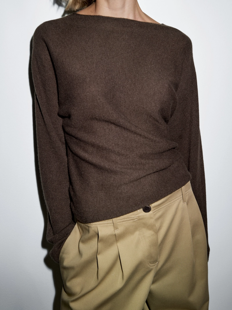 Свитер с лодочным вырезом из вязаного полотна