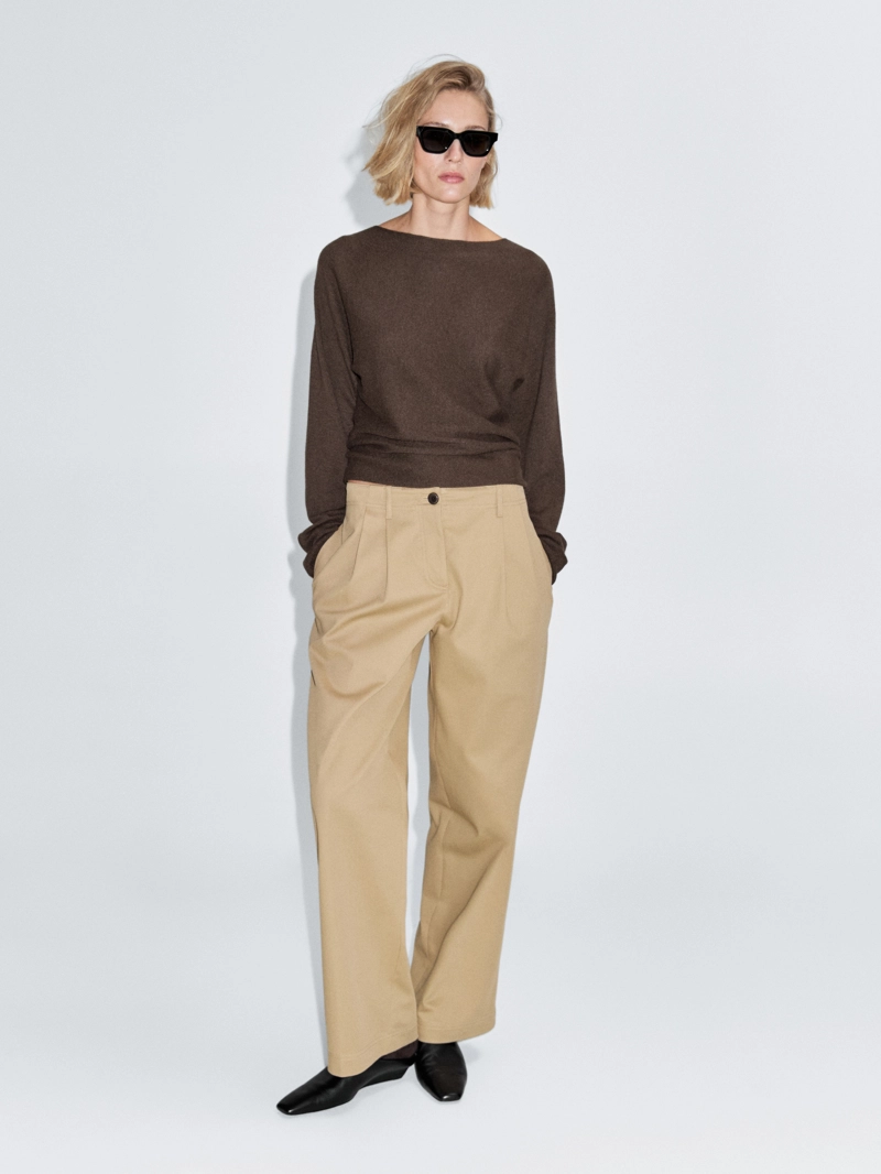 Свитер с лодочным вырезом из вязаного полотна