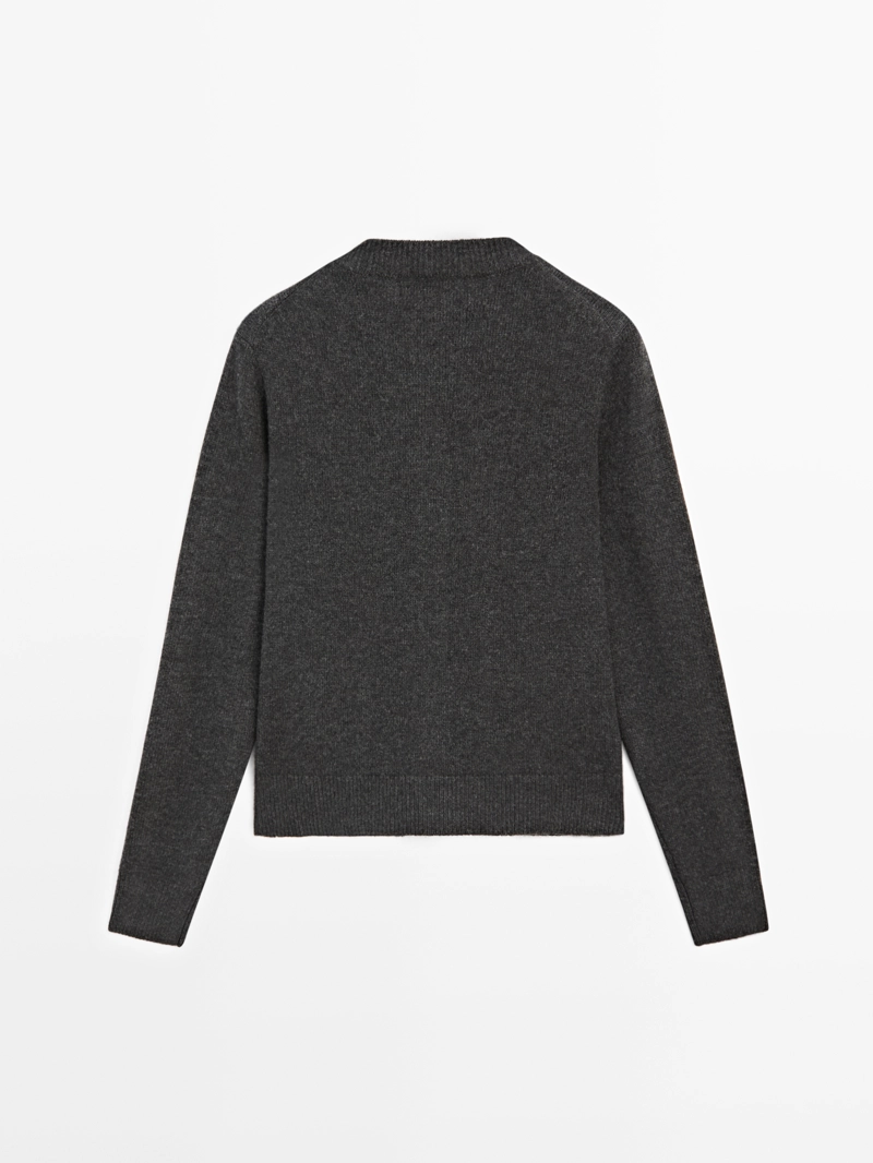 Кофта-кардиган с пуговицами из золота