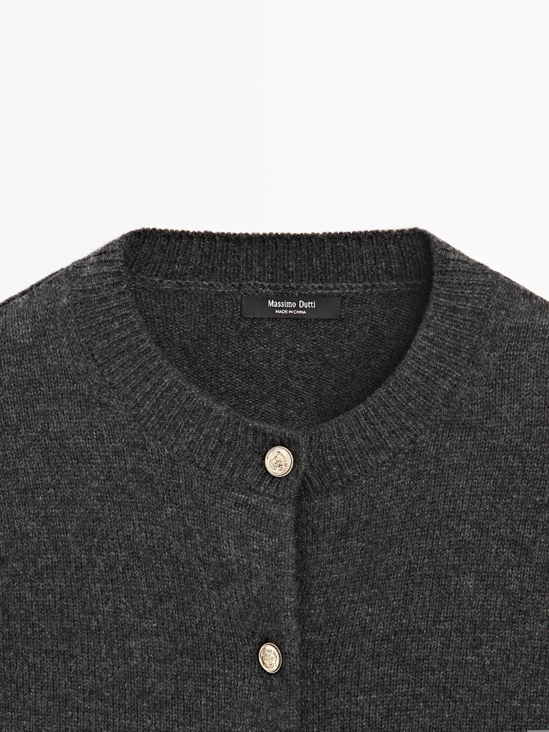 Кофта-кардиган с пуговицами из золота