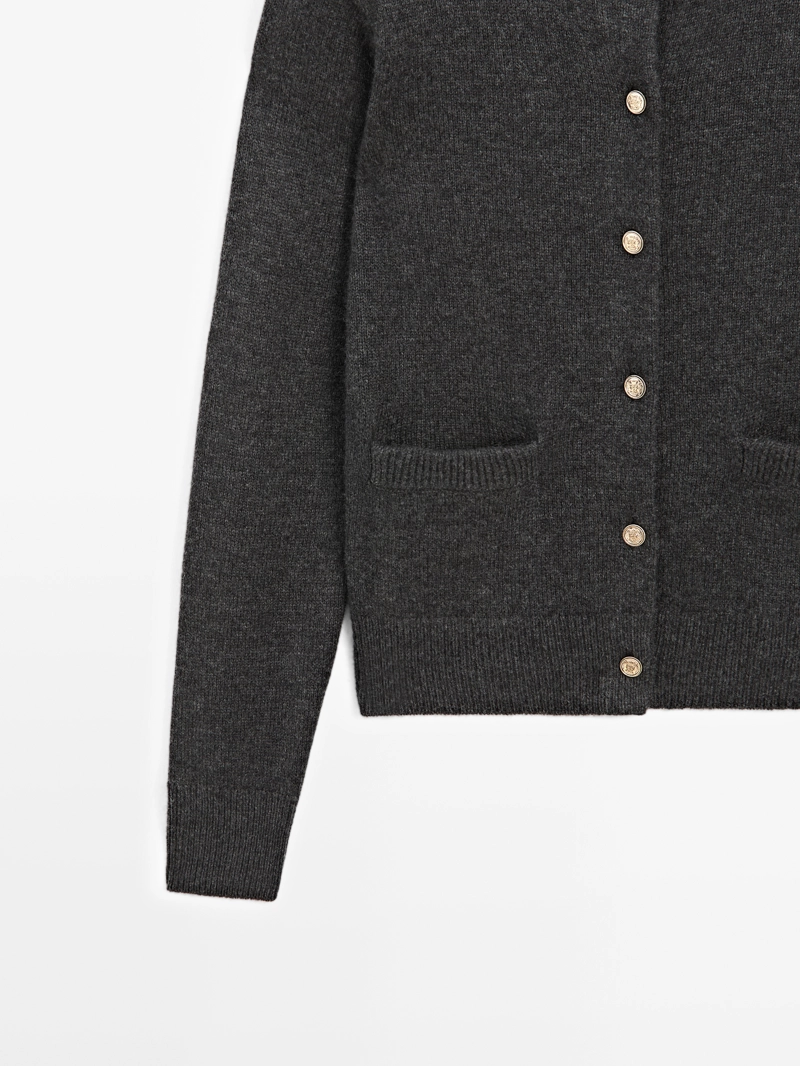 Кофта-кардиган с пуговицами из золота