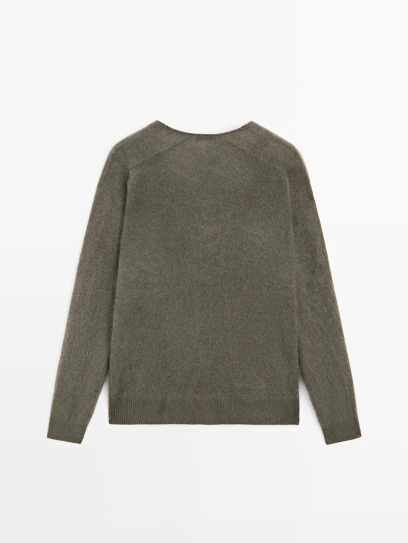 Свитер из шерсти и кашемира с v-образным вырезом