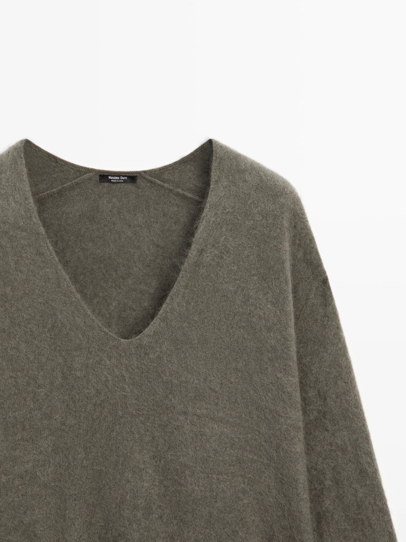 Свитер из шерсти и кашемира с v-образным вырезом