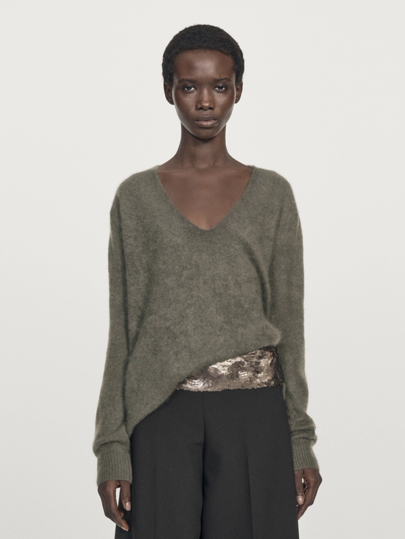 Свитер из шерсти и кашемира с v-образным вырезом