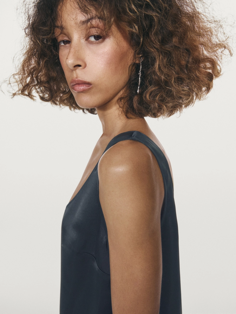 Короткое платье из атласа с летящей тканью