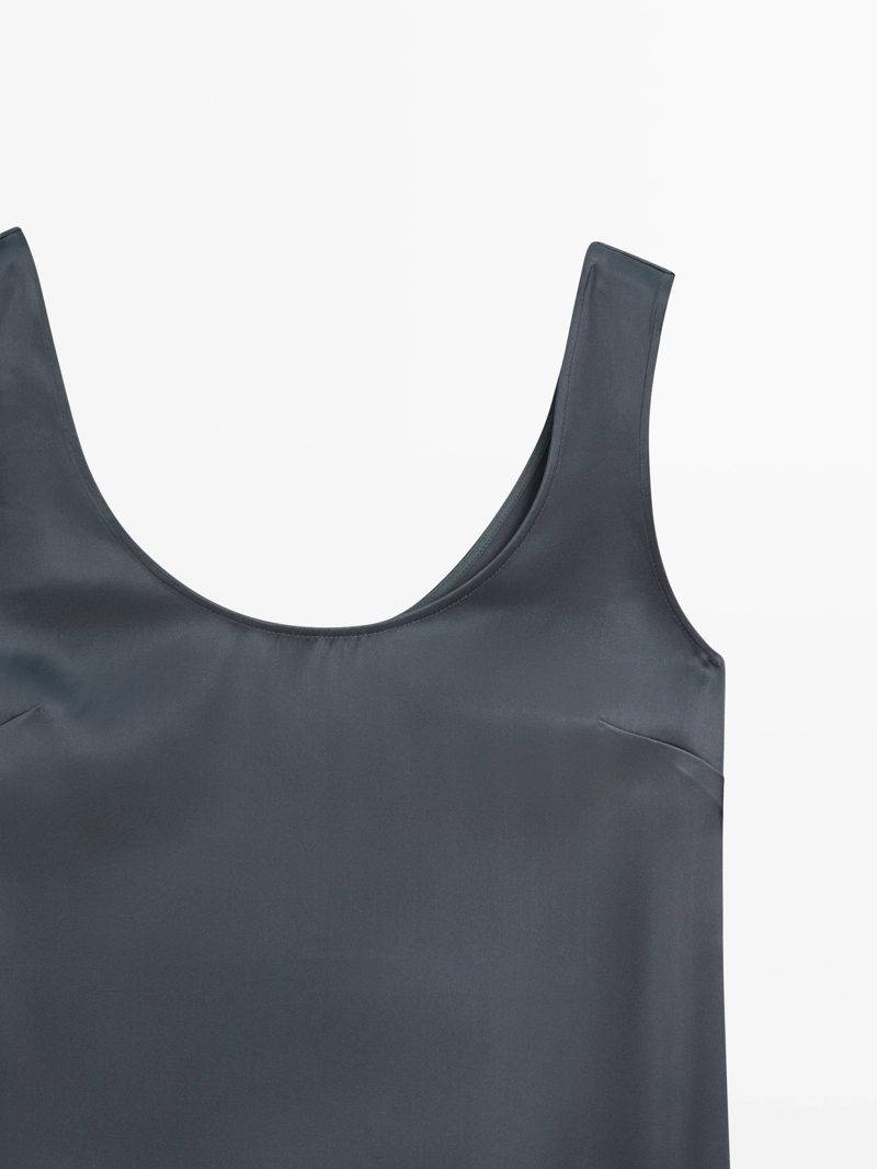 Короткое платье из атласа с летящей тканью