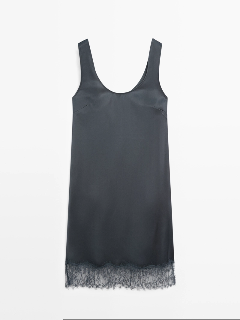 Короткое платье из атласа с летящей тканью