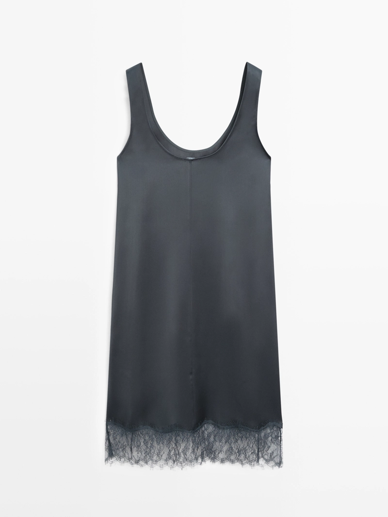 Короткое платье из атласа с летящей тканью