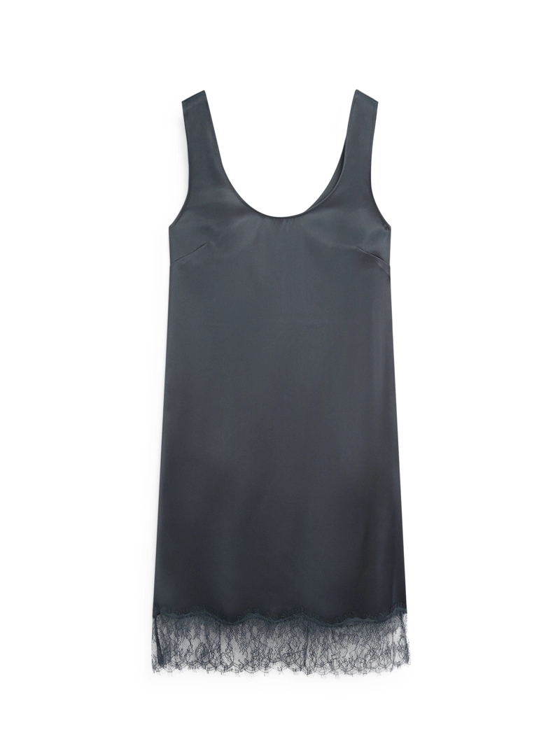 Короткое платье из атласа с летящей тканью