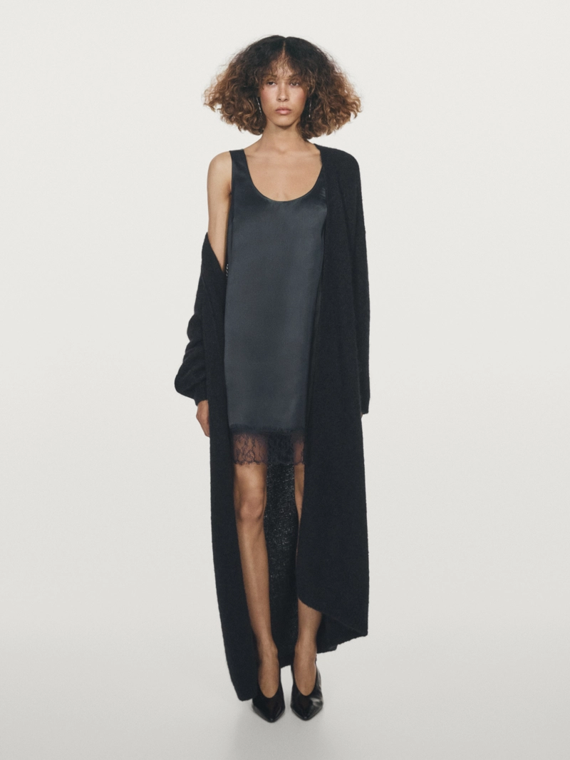 Короткое платье из атласа с летящей тканью